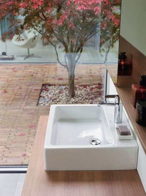 Flot moderniseret badeværelse med ny håndvask